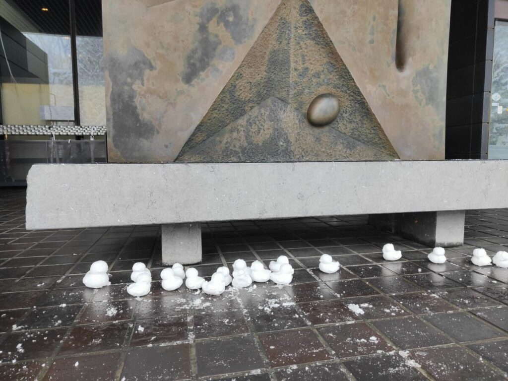 北海道立近代美術館入口にあったアヒルの形の雪玉
