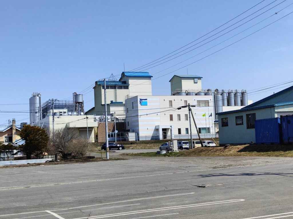 コープはまなかの駐車場からほぼ真向かいに見える『タカナシ乳業（株）北海道工場』