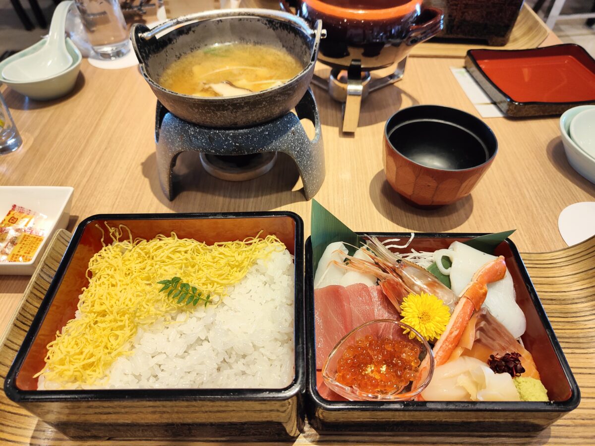 釧路センチュリーキャッスルホテルの選べる朝食メニューの海鮮丼