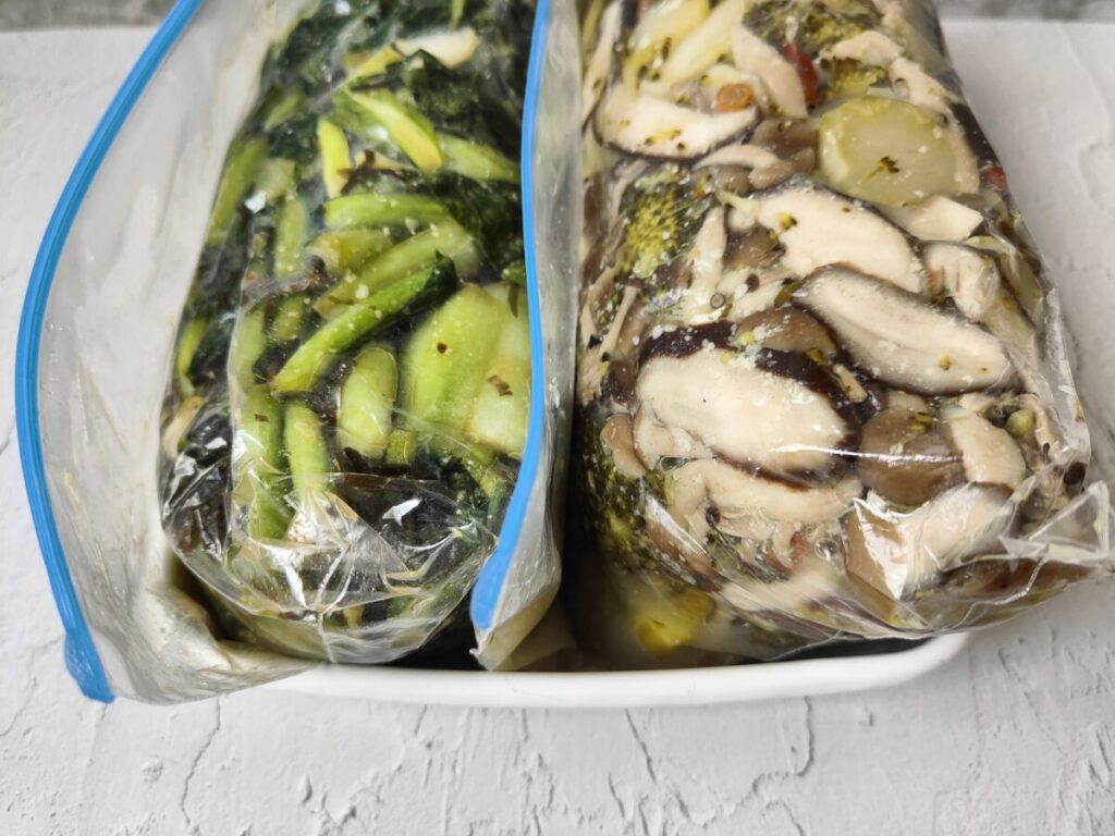 左から【小松菜と塩昆布】・【蒸しブロッコリーと蒸しきのこ（しいたけ・しめじ）】のアップ画像
