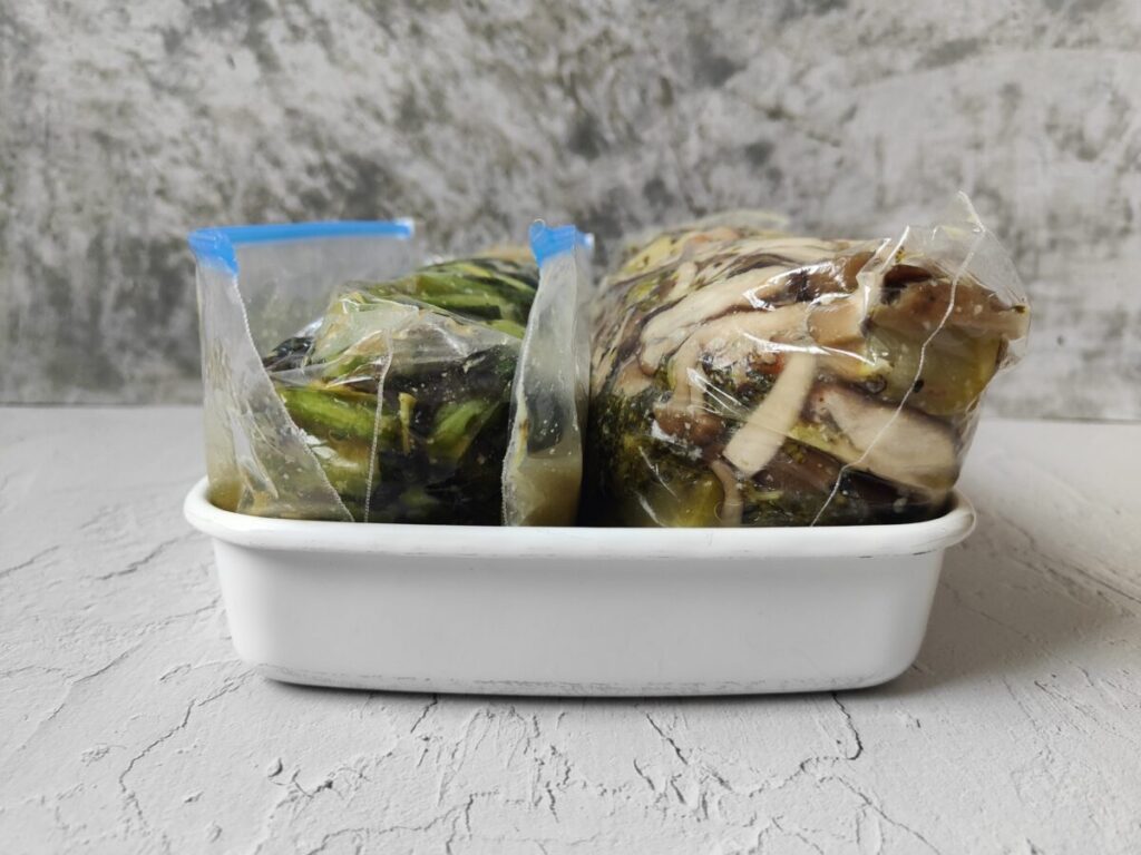 保存袋の口が上になるように保存するのが『野菜ストック』保存のポイント！