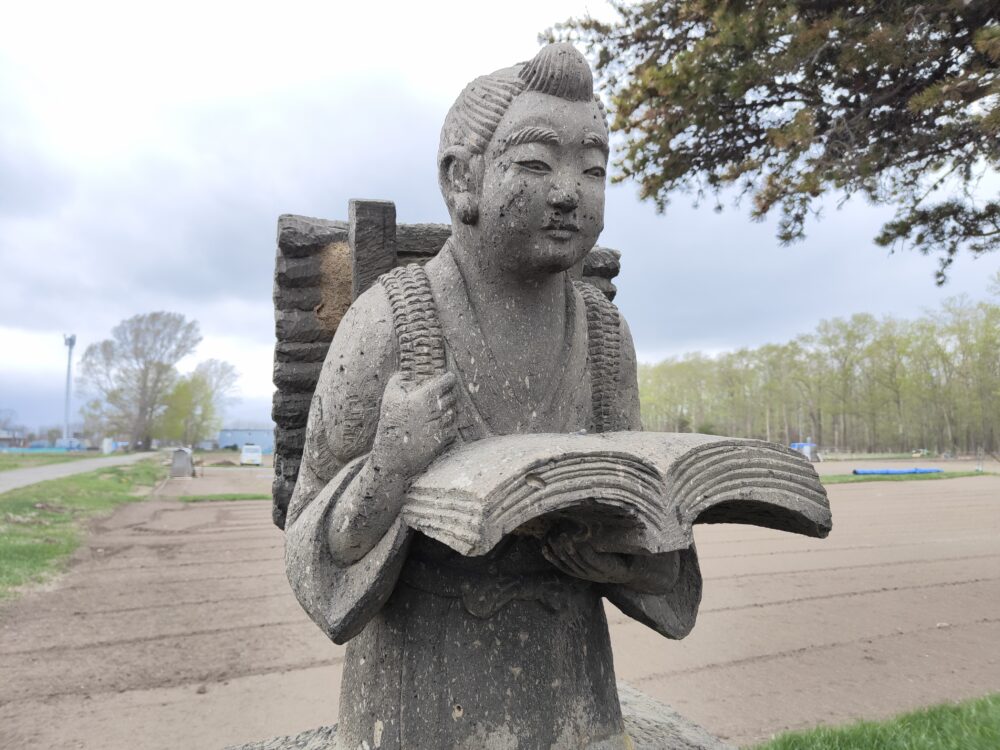 北海道石狩市にある樽川神社の二宮金次郎像は足がない