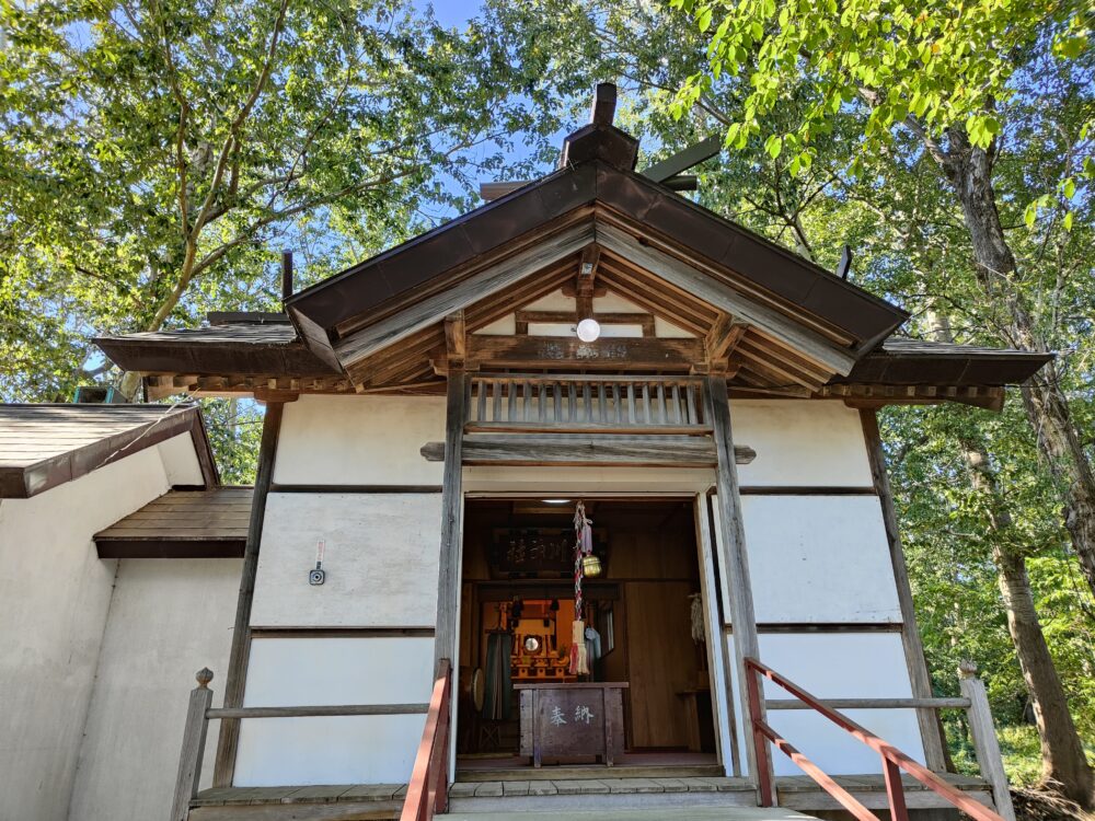 2021年9月の北海道石狩市にある樽川神社社殿アップ